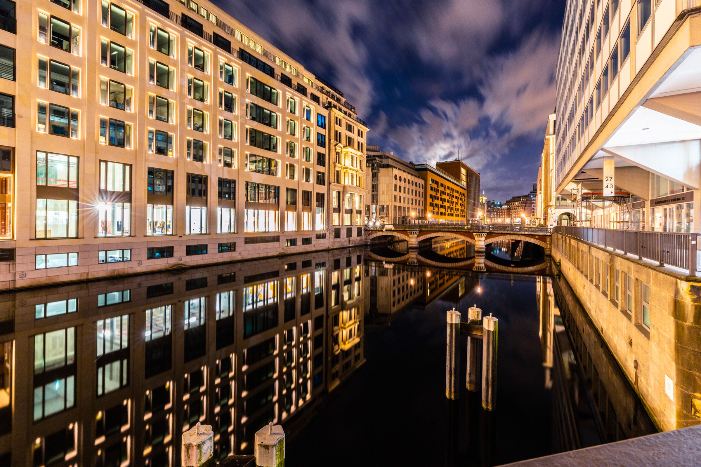 Backsteinarchitektur und moderner Kultur geprägte Stadtsilhouette oberhalb der Elbe
